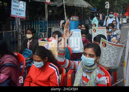 20. Januar 2022, Kalkutta, Westbengalen, Indien: Schule, college und Universität sind in Westbengalen geschlossen, da die Zahl der covid Fälle täglich zunimmt.aber jeder Student, Erziehungsberechtigte, Lehrer sagen auch, dass er die Schule eröffnen soll. Weil die Zukunft der jungen Generation durch die kovide Pandemie-Situation beeinträchtigt wurde, beten alle an die Regierung, sie wieder zu öffnen.ohne Bildung können wir nicht weiterkommen.so wurde vor der Universität von Kalkutta ein statischer Protest durchgeführt. Die Schüler, Studenten und Eltern schließen sich ebenfalls der Agitation an. (Bild: © Rahul Sa Stockfoto