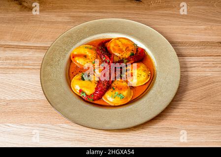 Panciotti mit Meeresfrüchten, zubereitet mit echten Zutaten von höchster Qualität, nach typisch italienischen hausgemachten Pasta-Rezepten Stockfoto