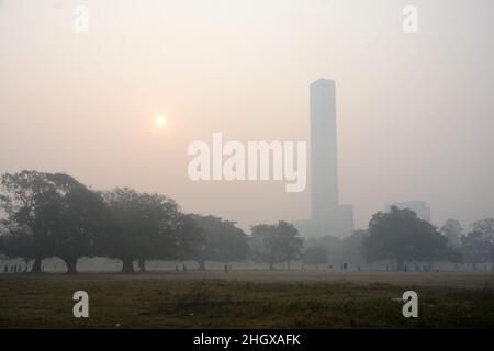 Kalkutta, Westbengalen, Indien. 21st Januar 2022. In den frühen Morgenstunden wird in Kalkutta dichter Nebel beobachtet. (Bild: © Rahul Sadhukhan/Pacific Press via ZUMA Press Wire) Stockfoto