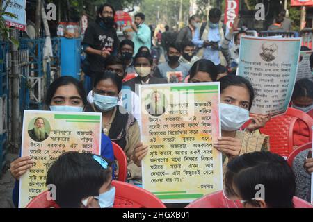 20. Januar 2022, Kalkutta, Westbengalen, Indien: Schule, college und Universität sind in Westbengalen geschlossen, da die Zahl der covid Fälle täglich zunimmt.aber jeder Student, Erziehungsberechtigte, Lehrer sagen auch, dass er die Schule eröffnen soll. Weil die Zukunft der jungen Generation durch die kovide Pandemie-Situation beeinträchtigt wurde, beten alle an die Regierung, sie wieder zu öffnen.ohne Bildung können wir nicht weiterkommen.so wurde vor der Universität von Kalkutta ein statischer Protest durchgeführt. Die Schüler, Studenten und Eltern schließen sich ebenfalls der Agitation an. (Bild: © Rahul Sa Stockfoto