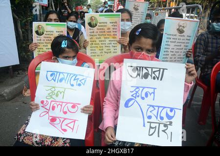 20. Januar 2022, Kalkutta, Westbengalen, Indien: Schule, college und Universität sind in Westbengalen geschlossen, da die Zahl der covid Fälle täglich zunimmt.aber jeder Student, Erziehungsberechtigte, Lehrer sagen auch, dass er die Schule eröffnen soll. Weil die Zukunft der jungen Generation durch die kovide Pandemie-Situation beeinträchtigt wurde, beten alle an die Regierung, sie wieder zu öffnen.ohne Bildung können wir nicht weiterkommen.so wurde vor der Universität von Kalkutta ein statischer Protest durchgeführt. Die Schüler, Studenten und Eltern schließen sich ebenfalls der Agitation an. (Bild: © Rahul Sa Stockfoto