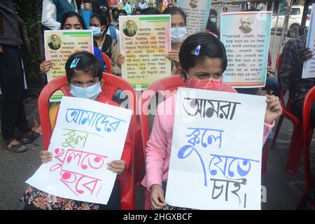 20. Januar 2022, Kalkutta, Westbengalen, Indien: Schule, college und Universität sind in Westbengalen geschlossen, da die Zahl der covid Fälle täglich zunimmt.aber jeder Student, Erziehungsberechtigte, Lehrer sagen auch, dass er die Schule eröffnen soll. Weil die Zukunft der jungen Generation durch die kovide Pandemie-Situation beeinträchtigt wurde, beten alle an die Regierung, sie wieder zu öffnen.ohne Bildung können wir nicht weiterkommen.so wurde vor der Universität von Kalkutta ein statischer Protest durchgeführt. Die Schüler, Studenten und Eltern schließen sich ebenfalls der Agitation an. (Bild: © Rahul Sa Stockfoto