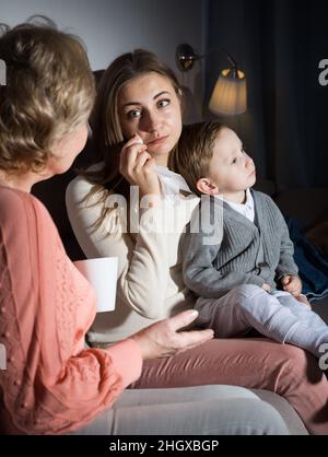 Ältere Frau tröstet emotionale Tochter, nachdem sie sich einen Film angesehen hat Stockfoto