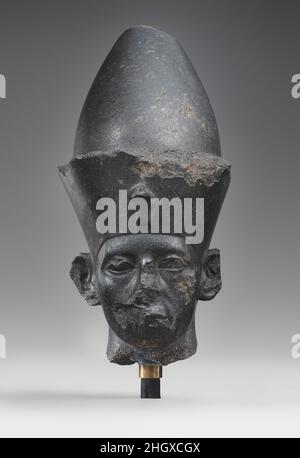 Kopf von König Amenemhat III. Ca. 1859–1813 v. Chr. Mittleres Königreich Obwohl etwas zerschlagen, ist dies ein beeindruckendes Bild eines pharao, der die doppelte Krone von Ober- und Unterägypten trägt. Der Kopf ist runder als die, die Senwosret III darstellen; die Augen sind weniger knollig und die Deckel weniger fleischig. Wir sehen in der Tat ein Porträt von Senwosret Nachfolger Amenemhat III. Ein Stück, das im Stil eng verwandt ist, wurde bei Kom el-Hisn im westlichen Nildelta gefunden. Wie diese Skulptur hat auch der Kopf des Museums einen deutlich Jugendlichen Charakter, der trotz der tiefen Furchen an den Seiten der Nase des Königs deutlich zu erkennen ist. Z. B. Stockfoto