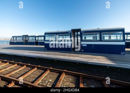 Alter Zug am Southend Pier, da neue Elektrozüge in Betrieb gehen wollten. Letzter betriebsbereiter Dieselzug mit Abschnitten des stillgelegten Zuges Stockfoto