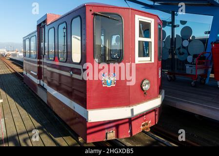 Ein alter batteriebetriebener Pkw auf der Southend Pier-Eisenbahn, der als Wartungs- und Warenlieferung bis zum Ende des Piers verwendet wird. Nummer 1835 Stockfoto