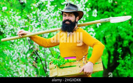 Öko-Farm. Männlicher Bauer arbeitet im Garten. Frühjahrsfarmen. Bärtiger Gärtner mit Gartengeräten. Stockfoto