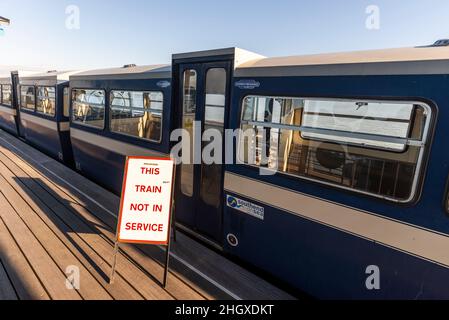 Vintage-Zug am Southend Pier, da neue Elektrozüge in Betrieb gehen sollen. Sir William Heygate, der letzte Diesel im Einsatz, der auf den Ruhestand wartet Stockfoto