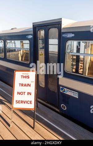 Vintage-Zug am Southend Pier, da neue Elektrozüge in Betrieb gehen sollen. Sir William Heygate, der letzte Diesel im Einsatz, der auf den Ruhestand wartet Stockfoto