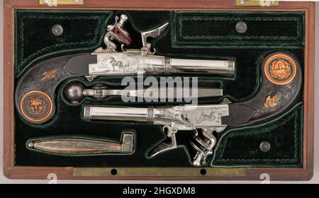 Verrosiertes Paar doppeltarreled Turn-Off Flintlock Pistolen ca. 1800 Jean Lepage eine französische Pistole ist mit 'Gravé par Montangy' beschriftet (von Montagny graviert). Es ist sehr selten, dass Gravuren auf Schusswaffen vom Künstler signiert werden. Eine Familie von Kupferstechern namens Montagny arbeitete in Saint-Étienne, einer Stadt, die für die Herstellung von Schusswaffen berühmt ist. Fleury Montagny, vielleicht der Autor der außergewöhnlich schönen Gravur auf diesen Pistolen, wird auch als in der Boutet-Werkstatt in Versailles gearbeitet aufgezeichnet. Die fein geschnitzten Griffe wirken aus Ebenholz mit eingesetzten Buchsentafeln. Auf den Plaketten sind Medusa-Köpfe zu sehen Stockfoto