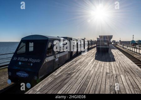 Alter Zug am Southend Pier, da neue Elektrozüge in Betrieb gehen wollten. Letzter betriebsbereiter Dieselzug mit Abschnitten des stillgelegten Zuges Stockfoto