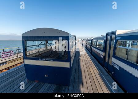 Alter Zug am Southend Pier, da neue Elektrozüge in Betrieb gehen wollten. Letzter betriebsbereiter Dieselzug mit Abschnitten des stillgelegten Zuges Stockfoto