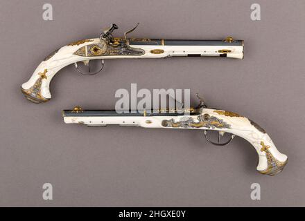 Paar Flintlock-Pistolen der Kaiserin Katharina der Großen (1729–1796) 1786 Johan Adolph Grecke Russisch Diese Pistolen sind Teil einer Luxusgarnitur aus elfenbeinfarbenen Jagdwaffen, die für Kaiserin Katharina der Großen (reg. 1762–96) angefertigt wurde, deren Intial (E für Ekaterine) auf den Koteletten der Griffe steht. Die ursprünglich aus diesen Pistolen, einem Fowling-Stück aus dem Jahr 1786 (Nationalmuseum, Warschau) und einem Gewehr (Aufenthaltsort unbekannt) bestehende Garnitur wurde später an ihren Favoriten, Prinz Stanislas August Poniatowski (1732–1798), den sie als König von Polen (regierte 1763–95) unterstützte, übergeben. Schusswaffen mit iv Stockfoto