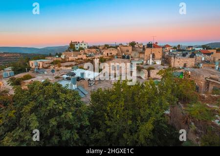 Panoramablick auf das alte Dorf in Palästina mit schönem Dachfenster bei Sonnenuntergang in Birzeit Stockfoto