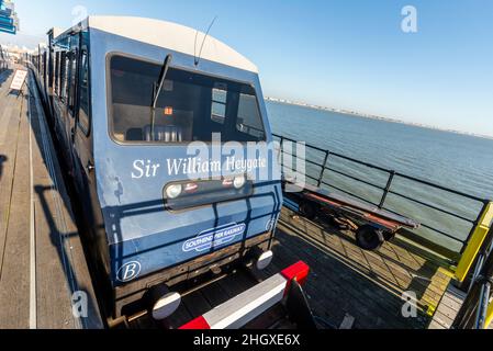 Vintage-Zug am Southend Pier, da neue Elektrozüge in Betrieb gehen sollen. Sir William Heygate, der letzte Diesel im Einsatz, der auf den Ruhestand wartet Stockfoto