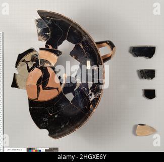 Terrakotta-Kylix: Augenbecher (Trinkbecher) 515–510 v. Chr. Griechisch, Dachboden, in schwarzer Figur, ein bekränzter Jüngling mit einem Trinkhorn in der rechten Hand; Vorderseite, zwischen Augen, Nase, am Griff, Eine Palmette; Umgekehrte Handpalmette, Teil des linken Auges; drei weitere Randfragmente; zwei Fragmente des Fußes. Terrakotta-Kylix: Augenbecher (Trinkbecher). Griechisch, Dachboden. 515–510 V. CHR. Terrakotta; zweisprachig. Archaisch. Vasen Stockfoto