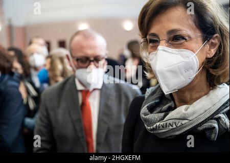 Reggio Calabria, Italien. 21st Januar 2022. Minister Cartabia (R) nach der Rede gesehen. Die Justizministerin Marta Cartabia nahm an der Eröffnung des Justizjahres 2022 Teil, das in der Ausbildungsakademie von «Fava e Garofalo» Carabinieri in Reggio di Calabria in Anwesenheit lokaler und nationaler Behörden stattfand. Kredit: SOPA Images Limited/Alamy Live Nachrichten Stockfoto