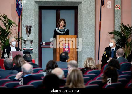 Reggio Calabria, Italien. 21st Januar 2022. Menschen, die beim Hören von Minister Cartabia (C) gesehen werden. Die Justizministerin Marta Cartabia nahm an der Eröffnung des Justizjahres 2022 Teil, das in der Ausbildungsakademie von «Fava e Garofalo» Carabinieri in Reggio di Calabria in Anwesenheit lokaler und nationaler Behörden stattfand. Kredit: SOPA Images Limited/Alamy Live Nachrichten Stockfoto