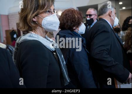 Reggio Calabria, Italien. 21st Januar 2022. Minister Cartabia sah, wie er den Saal verließ. Die Justizministerin Marta Cartabia nahm an der Eröffnung des Justizjahres 2022 Teil, das in der Ausbildungsakademie von «Fava e Garofalo» Carabinieri in Reggio di Calabria in Anwesenheit lokaler und nationaler Behörden stattfand. Kredit: SOPA Images Limited/Alamy Live Nachrichten Stockfoto