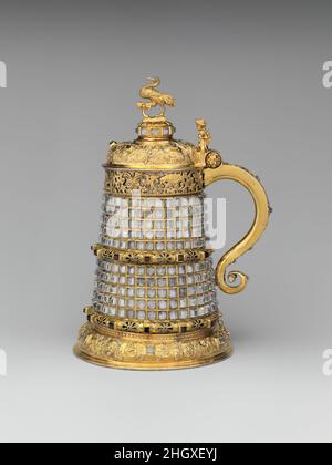 TANKARD Ca. 1585 Böhmisch, Prag (Tschechische Republik) dieser Tanker, eine Art Trinkgefäß, der während der Renaissance beliebt war, war vor allem ein prächtiges Ausstellungsobjekt. Solche Schatzstücke bedeuteten die sozialen Gnaden ihrer Besitzer bei wichtigen Ereignissen, was die eklatantigeren Botschaften von Reichtum und auffälliger Konsumtion mildert. Das raffinierte Spiel der Texturen, die gewagte Gegenüberstellung von verwunschenen und durchbohrten Bereichen mit lichtdurchfluteten Bergkristallen ist außergewöhnlich originell. Der Tankard wurde in den Werkstätten des Prager Hofes des Heiligen Römischen Kaiser Rudolf II. Hergestellt, einem Patron, der Stockfoto