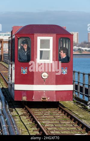 Ein alter batteriebetriebener Pkw auf der Southend Pier-Eisenbahn, der als Wartungs- und Warenlieferung bis zum Ende des Piers verwendet wird. Nummer 1835 Stockfoto