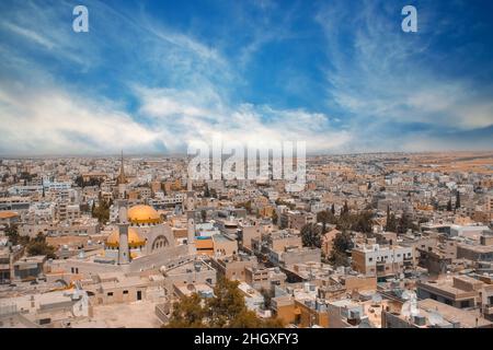 Weitwinkelaufnahme über das Stadtzentrum von Madaba in Jordanien mit der Zentralmoschee. Landschaft Jordaniens Stockfoto