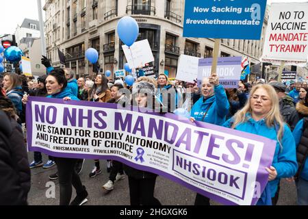 NHS-Krankenschwestern sahen, wie sie protestierten und ein Banner mit der Aufschrift „Keine NHS-Mandate! Wir stehen für körperliche Autonomie und Wahlfreiheit." während der Demonstration bis zum 2022. April werden 100k Mitglieder des NHS vollständig geimpft werden müssen oder ihren Arbeitsplatz verlieren. Angesichts dieser drakonischen Forderung haben sich Krankenschwestern des NHS zusammengeschlossen, um gegen solchen Zwang zu protestieren, ihre medizinische Freiheit zu verteidigen und die Regierung für eine totale Misshandlung der Gesundheitshelfer im Zusammenhang mit der Pandemie zu beschuldigen. Andere Anti-Blockierung- und Anti-Impfstoff-Gruppen haben gemeinsam gegen die von der Regierung verhängten Beschränkungen protestiert und t Stockfoto
