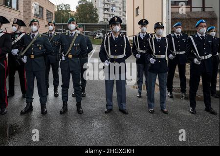 Reggio Calabria, Italien. 21st Januar 2022. Carabinieris steht vor der Halle. Die Justizministerin Marta Cartabia nahm an der Eröffnung des Justizjahres 2022 Teil, das in der Ausbildungsakademie von «Fava e Garofalo» Carabinieri in Reggio di Calabria in Anwesenheit lokaler und nationaler Behörden stattfand. (Foto von Valeria Ferraro /SOPA Images/Sipa USA) Quelle: SIPA USA/Alamy Live News Stockfoto