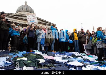 Die Demonstranten sahen eine Kundschaft, nachdem sie ihre Uniformen auf dem Trafalgar Square niedergelegt hatten und ein Plakat mit der Aufschrift „behandelt ihr so eure NHS-Frontangestellte? Bis zum 2022. April müssen 100k Mitglieder des NHS vollständig geimpft werden oder ihren Arbeitsplatz verlieren. Angesichts dieser drakonischen Forderung haben sich Krankenschwestern des NHS zusammengeschlossen, um gegen solchen Zwang zu protestieren, ihre medizinische Freiheit zu verteidigen und die Regierung für eine totale Misshandlung der Gesundheitshelfer im Zusammenhang mit der Pandemie zu beschuldigen. Andere Anti-Lockdown- und Anti-Impfstoff-Gruppen haben gemeinsam gegen die Beschränkung protestiert Stockfoto