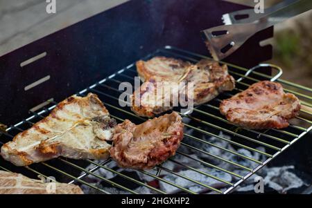 Fleischstücke auf dem Grill eines Grills Stockfoto