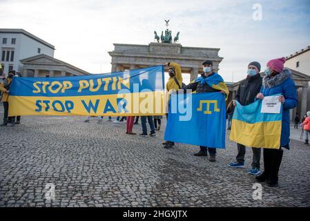 Berlin, Deutschland. 22nd Januar 2022. Mehrere Demonstranten versammelten sich am 22. Januar 2022 bei einer Anti-Putin-Kundgebung vor dem Brandenburger Tor in Berlin. (Foto: Jakub Podkowiak/PRESSCOV/Sipa USA) Quelle: SIPA USA/Alamy Live News Stockfoto