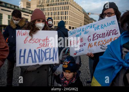 Berlin, Deutschland. 22nd Januar 2022. Mehrere Demonstranten versammelten sich am 22. Januar 2022 bei einer Anti-Putin-Kundgebung vor dem Brandenburger Tor in Berlin. (Foto: Jakub Podkowiak/PRESSCOV/Sipa USA) Quelle: SIPA USA/Alamy Live News Stockfoto