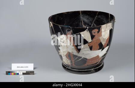 Terrakotta-Fragment eines Skyphos (tiefer Trinkbecher) 460–450 v. Chr. Griechisch, attisch-schräg, mit einem Boxhandschuh am Boden, mit ausgestrecktem linken Arm; der Bereich unter seinem rechten Auge ist geschwollen; Nach links geflügelte Frau, die sakkos und Peplos trägt, die Arme vor ihr ausgestreckt und ein Filet in den Händen hält; rechts vom Kopf des Boxers ein Buchstabe einer Inschrift: L; Rückseite, Frau trägt einen Peplos und sakkos mit ausgestreckten Armen, hält ein Filet in beiden Händen; umgekränzter Boxer beugt sich zum Boden; der Bereich unter seinem linken Auge ist geschwollen; innen Stockfoto