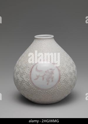 Vase mit Pferd und Kirin auf geometrische Sayagata (Schlüsselfret) Muster (eines von einem Paar) Ende 19th Jahrhundert Stil von Makuzu K?Zan I (Miyagawa Toranosuke) Japanisch. Vase mit Pferd und Kirin auf geometrischem Sayagata (Schlüsselfret) Muster (eines von einem Paar). Stil von Makuzu K?zan I (Miyagawa Toranosuke) (Japanisch, 1842–1916). Japan. Ende des 19th. Jahrhunderts. Porzellan mit Inkisiertes Design und Unterglasur rot. Meiji-Periode (1868–1912). Keramik Stockfoto