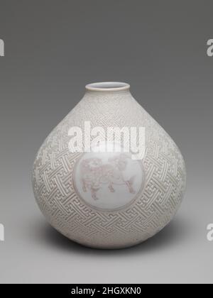 Vase mit Pferd und Kirin auf geometrische Sayagata (Schlüsselfret) Muster (eines von einem Paar) Ende 19th Jahrhundert Stil von Makuzu K?Zan I (Miyagawa Toranosuke) Japanisch. Vase mit Pferd und Kirin auf geometrischem Sayagata (Schlüsselfret) Muster (eines von einem Paar). Stil von Makuzu K?zan I (Miyagawa Toranosuke) (Japanisch, 1842–1916). Japan. Ende des 19th. Jahrhunderts. Porzellan mit Inkisiertes Design und Unterglasur rot. Meiji-Periode (1868–1912). Keramik Stockfoto