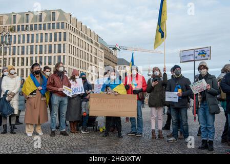 Berlin, Deutschland. 22nd Januar 2022. Mehrere Demonstranten versammelten sich am 22. Januar 2022 bei einer Anti-Putin-Kundgebung vor dem Brandenburger Tor in Berlin. (Foto: Jakub Podkowiak/PRESSCOV/Sipa USA) Quelle: SIPA USA/Alamy Live News Stockfoto