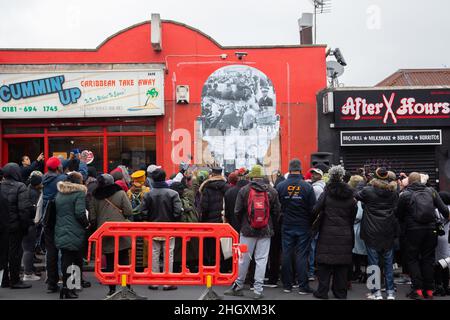 London, Großbritannien. 22nd Januar 2022. Die Menschen blicken auf die Enthüllung eines Wandbildes, das die Menschen ehrt, die vor 41 Jahren im Feuer starben.das Feuer des Hauses des Neuen Kreuzes ereignete sich am 18th. Januar 1981 während einer Party in einem Haus in New Cross. Der Brand tötete 13 junge schwarze Menschen und ein Überlebender nahm sich zwei Jahre später das Leben. Niemand wurde jemals wegen des Feuers angeklagt. (Foto: Thabo Jaiyesimi/SOPA Images/Sipa USA) Quelle: SIPA USA/Alamy Live News Stockfoto