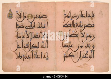Bifolium aus dem andalusischen rosa Koran ca. 13th. Jahrhundert Dieses Bifolio gehört zu einer spanischen Handschrift aus dem 13. Jahrhundert, die nach dem Farbton des Papiers den Namen „Pink Qur’an“ trägt. Jedes Folio besteht aus fünf Textzeilen in fetter maghribi-Schrift mit diakritischen und Vokalisationszeichen in Gold, die in Braun, Blau und Grün umrandet sind. Versnummern (Sure 7: Teil von 46–47 und 48–50) erscheinen in goldenen Scheiben in Form von blauen, weiß umrandeten Abjad-Buchstaben (das Abjad-System weist den achtundzwanzig Buchstaben des arabischen Alphabets numerische Werte zu). Die Niederwerfung (Sajada) ist eine tropfenförmige Ele Stockfoto