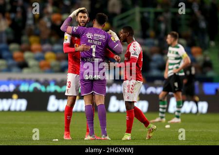 Lissabon, Portugal. 22nd Januar 2022. Der Torhüter des SC Braga, Matheus Magalhaes, feiert am 22. Januar 2022 im Stadion Jose Alvalade in Lissabon, Portugal, mit seinen Teamkollegen das Fußballspiel der Portugiesischen Liga zwischen Sporting CP und SC Braga. (Bild: © Pedro Fiuza/ZUMA Press Wire) Stockfoto