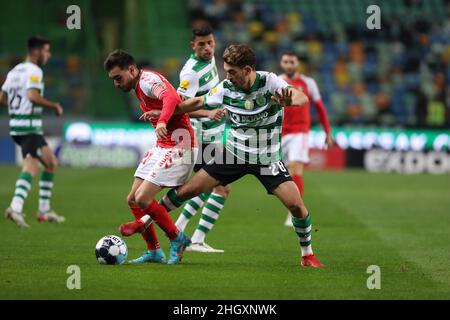 Lissabon, Portugal. 22nd Januar 2022. Pedro Goncalves von Sporting CP (R ) spielt mit Ricardo Horta vom SC Braga während des Fußballspiels der Portugiesischen Liga zwischen Sporting CP und SC Braga am 22. Januar 2022 im Stadion Jose Alvalade in Lissabon, Portugal. (Bild: © Pedro Fiuza/ZUMA Press Wire) Stockfoto