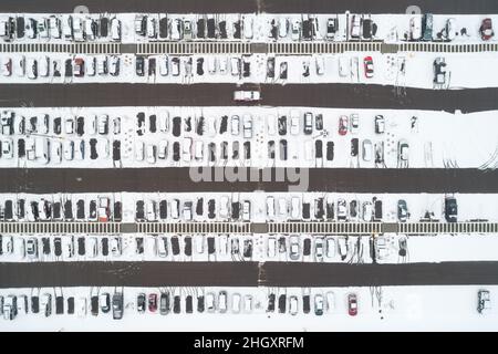 Parkplatz voller Autos im Schnee Stockfoto