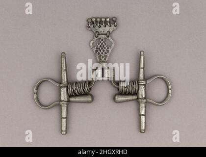Trallbiskuit ca. 1600 Deutsch das Mundstück dieses starken Waffelbits wurde nach zeitgenössischen Reithandbüchern für sehr schlechte Münder, sehr dicke Zungen und niedrige Riegel (Teil des Kiefers der Pferde ohne Zähne) gemacht. Der Anhänger in der Mitte, geschmückt mit einem durchbohrten, verschachtelten Motiv, mit seinen kleinen hängenden Perlen, sollte das Pferd ‘unterhalten’, das, indem es mit seiner Zunge spielte, seinen Kiefer salivierte und entspannte. Solche starken Mundstücke sind bei Schnüffeln ungewöhnlich. Dieser kann auf einem Schlittenpferd verwendet worden sein.der Tretpfeiß ist die einfachste Art des Pferdes und hat einen Effekt auf die Riegel Stockfoto