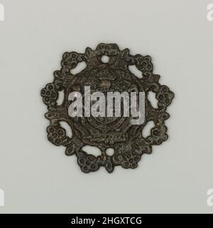 Bit Boss 17th Century English der Mittelteil dieses Pferdebits zeigt das königliche Wappen des Vereinigten Königreichs, das damals aus der Vereinigung der Waffen Frankreichs, Schottlands, Irlands und Englands bestand. Das Schild wird von einem gekrönten Helm gekrönt, der vom Orden des Gewänders umkreist und von den beiden traditionellen Anhängern der britischen Waffen flankiert wird: Ein Löwe und ein Einhorn.der durchbohrte Rand besteht aus einem Fries, der den französischen Fleur-de-Lis (Frankreich war seit dem 14th. Jahrhundert ein offizieller Anspruch für England) und die englische Rose abwechselt. Bit Boss. Englisch. 17th Jahrhundert. Kupferlegierung. Stockfoto