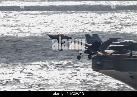 220122-N-EE352-1359 PHILIPPINISCHES MEER (JAN 22, 2022) eine F-35C Lightning II, die den „Black Knights“ des Marine Fighter Attack Squadron (VMFA) 314 zugewiesen wurde, startet vom Flugdeck des Nimitz-Klasse-Flugzeugträgers USS Abraham Lincoln (CVN 72), 22. Januar 2022. Lincoln ist Teil der US-Pazifikflotte und führt Schulungen durch, um eine freie und offene Region im Indo-Pazifik-Raum zu erhalten und zu schützen. (USA Navy Foto von Mass Communication Specialist Seaman Leon Vonguyen) Stockfoto