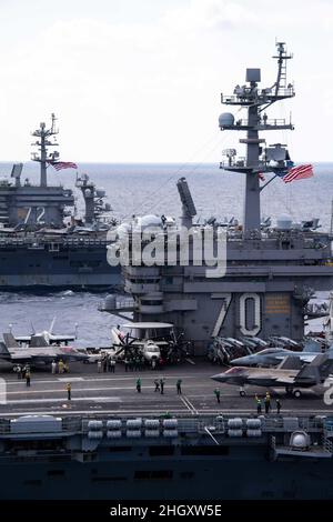 220122-N-TL932-1086 PHILIPPINISCHES MEER (JAN 22, 2022) der Flugzeugträger USS Carl Vinson (CVN 70) der Nimitz-Klasse und der Flugzeugträger USS Abraham Lincoln (CVN 72) der Nimitz-Klasse durchfahren das philippinische Meer am 22. Januar 2022. Als Teil der US-Pazifikflotte führen Einheiten, die Carl Vinson und Abraham Lincoln Carrier Strike Groups, Essex und America Amphibious Ready Groups und Japan Maritime Self-Defense Force zugewiesen sind, Schulungen durch, um eine freie und offene Region im Indo-Pazifik zu erhalten und zu schützen. Stockfoto