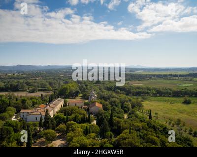 Das Tal und die Kapelle des Heiligen Kreuzes vom Turm der Abtei Montmajour, Arles aus gesehen Stockfoto