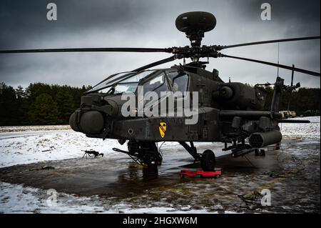 Soldaten der Alpha-Truppe, 7th Squadron 17th Cavalry Regiment, 1st Air Cavalry Brigade, Durchführung der Wartung an einem AH-64E Apache-Hubschrauber in Vorbereitung auf das Training Übung Allied Spirit, Joint Multinary Readiness Center, Hohenfels, Deutschland. (USA Armeefoto von Sgt. Cesar Rivas, 164th Air Defense Artillery Brigade) Stockfoto