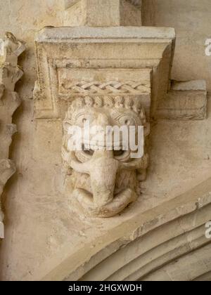 Schnitzerei Detail des Klosters Abbaye Montmajour Stockfoto