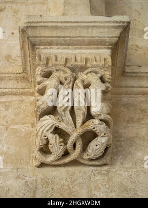 Schnitzerei Detail des Klosters Abbaye Montmajour Stockfoto