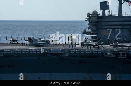 220122-N-AV223-1069 PHILIPPINISCHES MEER (JAN 22, 2022) der Flugzeugträger USS Abraham Lincoln (CVN 72) der Nimitz-Klasse durchfliegt die philippinische See, 22. Januar 2022. Als Teil der US-Pazifikflotte führen Einheiten, die Carl Vinson und Abraham Lincoln Carrier Strike Groups, America und Essex Amphibious Ready Groups gemeinsam mit der japanischen Maritime Self-Defense Force zugewiesen wurden, Schulungen durch, um eine freie und offene Region im Indo-Pazifik zu erhalten und zu schützen. (USA Navy Foto von Mass Communication Specialist Seaman Apprentice Derek Kelley) Stockfoto